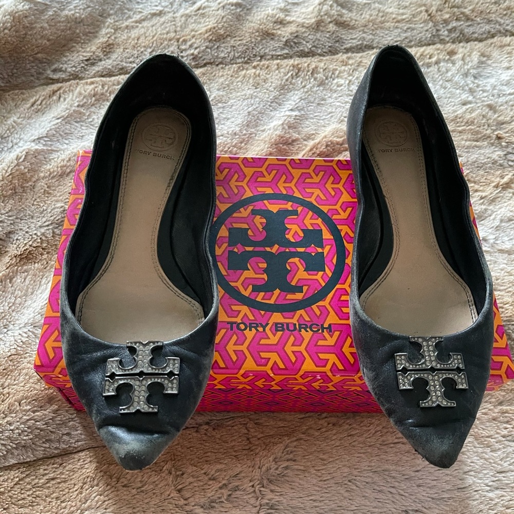 Tory Burch size 9 crystal logo pointy flat